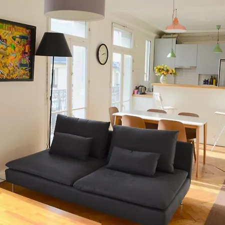 Charming 2 Bedroom With Balcony In 3rd Arr